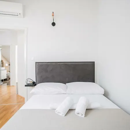 Apartment Luxury Penthouse Queen Split