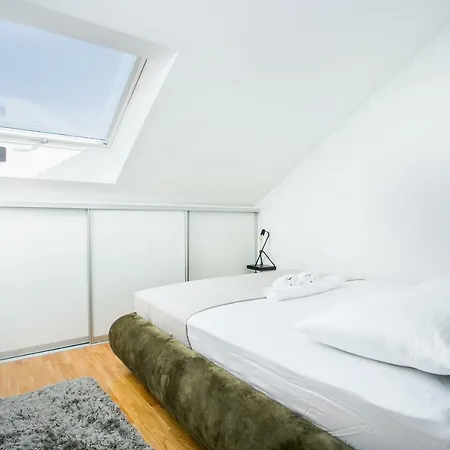 Luxury Penthouse Queen Apartment Split