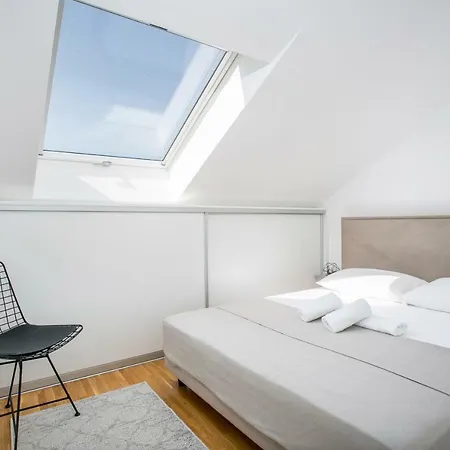 Apartment Luxury Penthouse Queen Split
